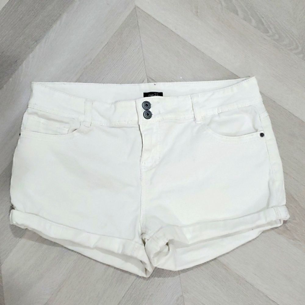 Rue 21, Womans white Denim, Patriotic Shorts, Size 15/16